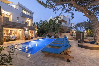 Image de Villa de luxe de 14 chambres avec piscine privée et bain à remous près de la plage
