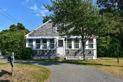 Image de Dennis Port beach home moins de deux dixièmes de mile de la plage publique de Haigis