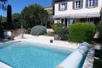 Image de villa coquette avec piscine, au calme, proche bord de mer et commodités