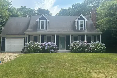 Image de Maison récemment rénovée, à pied de la magnifique plage de Nantucket Sound!