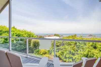 Image de Jolie Roads End Home avec vue sur l'océan avec pièce bonus