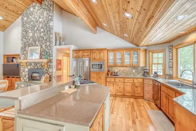 Image de Maison de plain-pied immaculée de 3 chambres avec bain à remous et forfaits Sharc!