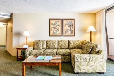 Image de Condo Aston Ka’anapali Shores avec une chambre et vue sur le jardin Aks 1bg-4