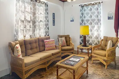 Image de Grand appartement au troisième étage w / piscine et vue sur le jardin - 1 pâté de maisons de la mer!