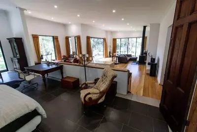Image de Superking suite! Immense salle de bain! <br>Confidentialité dans la forêt, à 10 minutes des plages!
