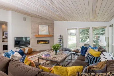 Image de Maison moderne avec vue sur la montagne chauve et bain à remous privé près du centre-ville de Ketchum