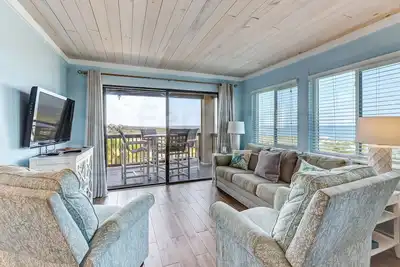 Image de Des vues à couper le souffle sur l'océan sont à vous de profiter de 2 chambres / 2 salles de bain r��cemment rénovées, condo face à l'océan, 6 couchages.