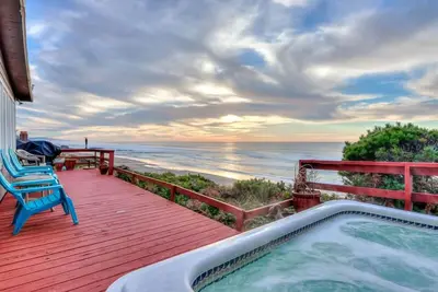 Image de Vues panoramiques sur l'oc��an, 2 suites King et bain à remous dans le centre de Lincoln City!