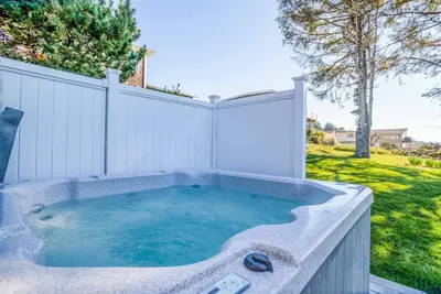 Image de Maison moderne avec vue sur l'océan et bain à remous à un pâté de maisons de la plage de Roads End
