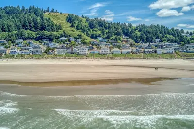 Image de Ocean's Edge Oceanfront Home Roads End Home avec accès à la plage privée!