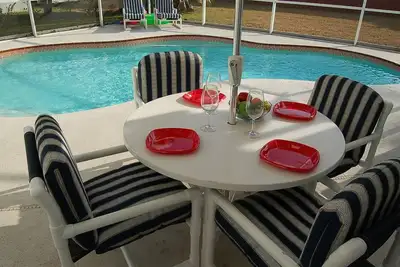 Image de Piscine privée de 3 chambres avec chauffage solaire gratuit près de Disney I4 et des magasins