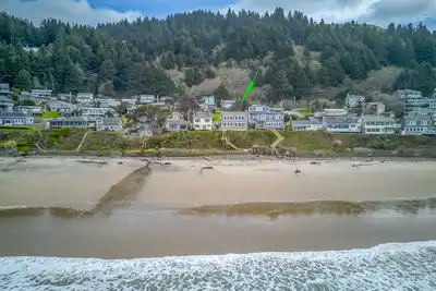 Image de DaySea Cottage offre une vue spectaculaire sur l'océan et un hébergement spacieux!