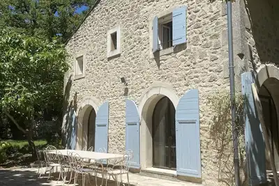 Image de Lacoste -Une belle ferme provençale
