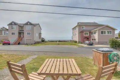 Image de Charming Coastal Cottage w/ Ocean View Close to Beach Access & Shopping