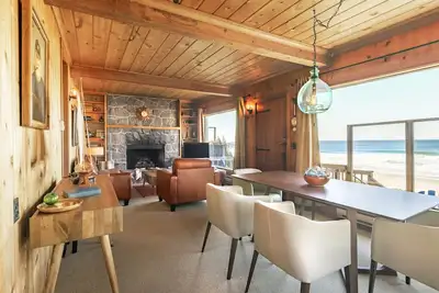 Image de Oceanfront Beach Cottage w / meubles haut de gamme du milieu du siècle à Roads End