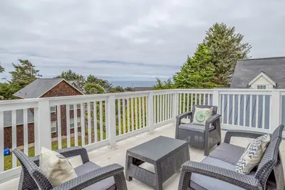 Image de Grande maison de luxe avec vue sur la mer et vue sur la mer dans Roads End!