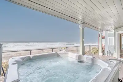 Image de Oceanfront Home luxueux w / accès à la plage privée, bain à remous, sauna et plus!
