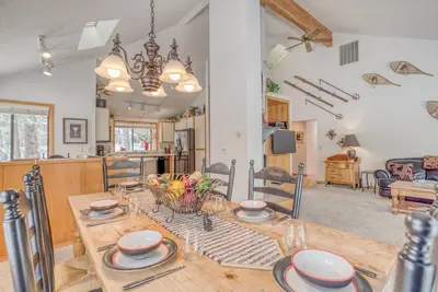 Image de Cozy 3 Chambres, 2 Cabine de Salle de Bain w / Bain à Remous, Wifi, et 8 Sharc Passes!