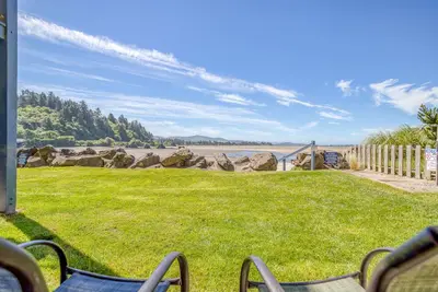 Image de Bayfront rez de chaussée condo vous offre une vue imprenable sur la baie de Siletz avec Kin