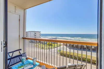 Image de Le condo au deuxième étage avec vue sur la mer comprend une piscine, un bain à remous et un accès à la plage!