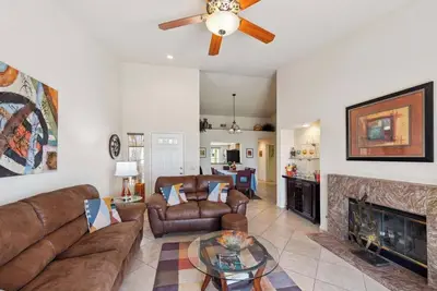 Image de Villa simple, rénovée, bien aménagée, très bien située avec vue.