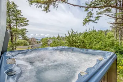 Image de Cascade Cottage-Beautiful New Hm à Belhaven avec bain à remous et meubles de luxe