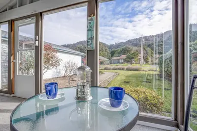 Image de Vues sur l'océan depuis ce salon moderne! Bonus chambre avec table de ping-pong!