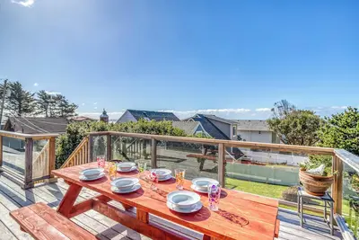 Image de Beautiful Roads End Home avec vue sur la mer, bain ���� remous et foyer