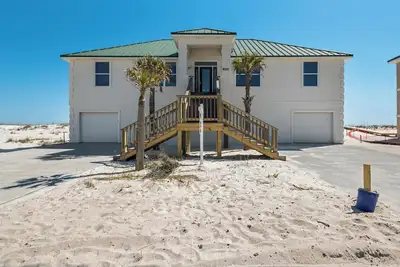 Image de Brand New sur le marché de la location 4br / 3ba Direct Beach Front Sleeps 13 - New Decor!
