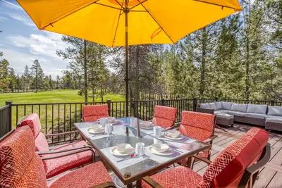 Image de Large Dog Friendly Home avec bain à remous privé, vues sur le parcours de golf et forfaits Sharc