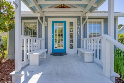 Image de Maison récemment rénovée à Gleneden Beach avec foyer et grande cour clôturée