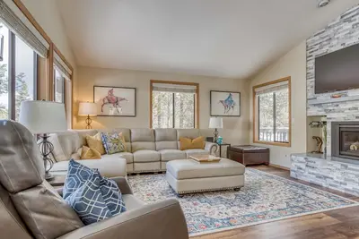 Image de Sharc Passes inclus et très bien situé avec une disposition spacieuse!