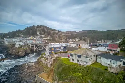 Image de Baleines et superbes vues sur le surf rocheux depuis ce perchoir au bord de l'océan de Depoe Bay!