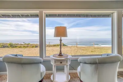Image de Nouvellement rénové Oceanfront Home avec une vue imprenable, bain à remous et salle de jeux