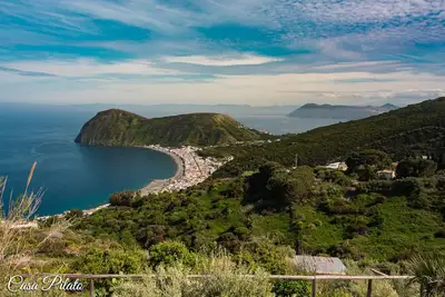Image de Maison avec jardin donnant sur la baie de Canneto