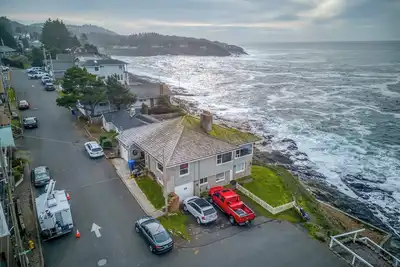 Image de Sortez de chez vous et admirez la vue spectaculaire et panoramique sur le front de mer de Depoe Bay!