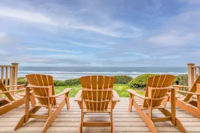 Image de Oceanfront Newport populaire à un niveau avec vue panoramique, terrasse et cheminée!