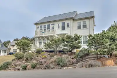 Image de Carabel -Spacious / Beautiful New Hm w / Ocean Vws, bain à remous situé dans Roads End.