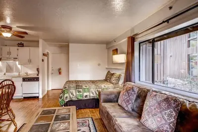 Image de Studio de B112 est dotée d'un lit queen-size régulière, plus un canapé-lit, et un seul plein b. . .