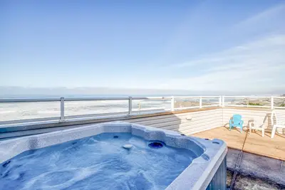 Image de Belle OceanView Home avec bain Ă remous juste au sud de Lincoln City