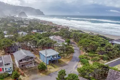 Maison de charme avec vue sur la mer, accès à la plage de l'autre côté de la rue et situé dans un village