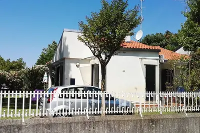 Image de Belle villa de plain pied avec 3 chambres, deux salles de bains et jardin privé