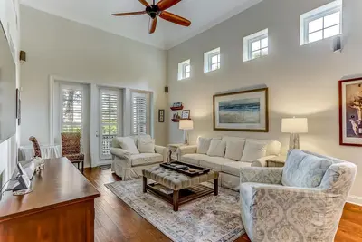 Image de Maison de ville immaculée et joliment décorée avec à quelques pas de la plage!