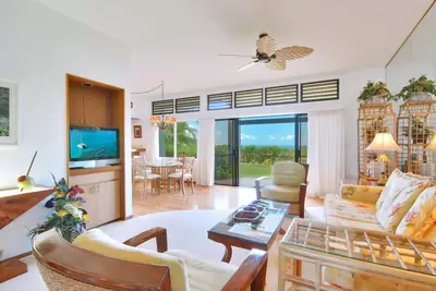 Image de La villa dispose de superbes meubles faits à la main en bois de Koa et d'une vue sur l'océan exotique!