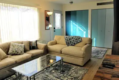 Image de Faites comme chez vous dans cet appartement mignon et lumineux!