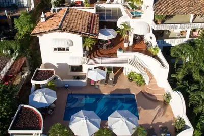 Image de belle villa à flanc de colline, vue imprenable, piscine privée, service du personnel