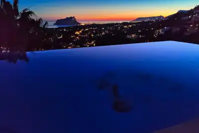 Image de Villa de vacances pour 8 personnes avec piscine à débordement et vue imprenable