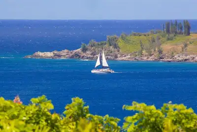 Image de Grande véranda et zone d'herbe avec vue sur l'océan, font pour le soleil au soleil!