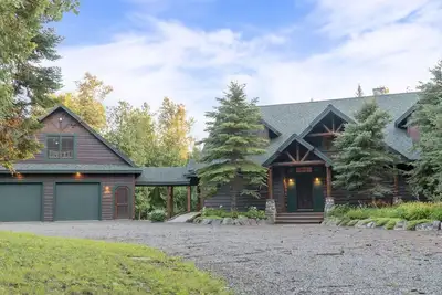 Image de Superbe maison en bois rond, grande grange spacieuse et dortoir sur le lac Rangeley