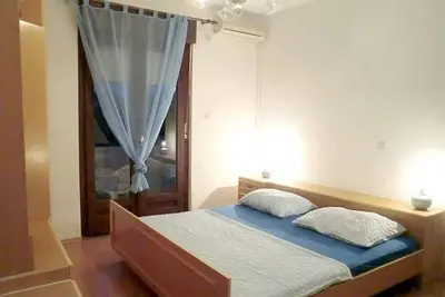 Image de Appartement d'une chambre avec le balcon et la vue sur le mer Banjol, Rab (A-16645-c)